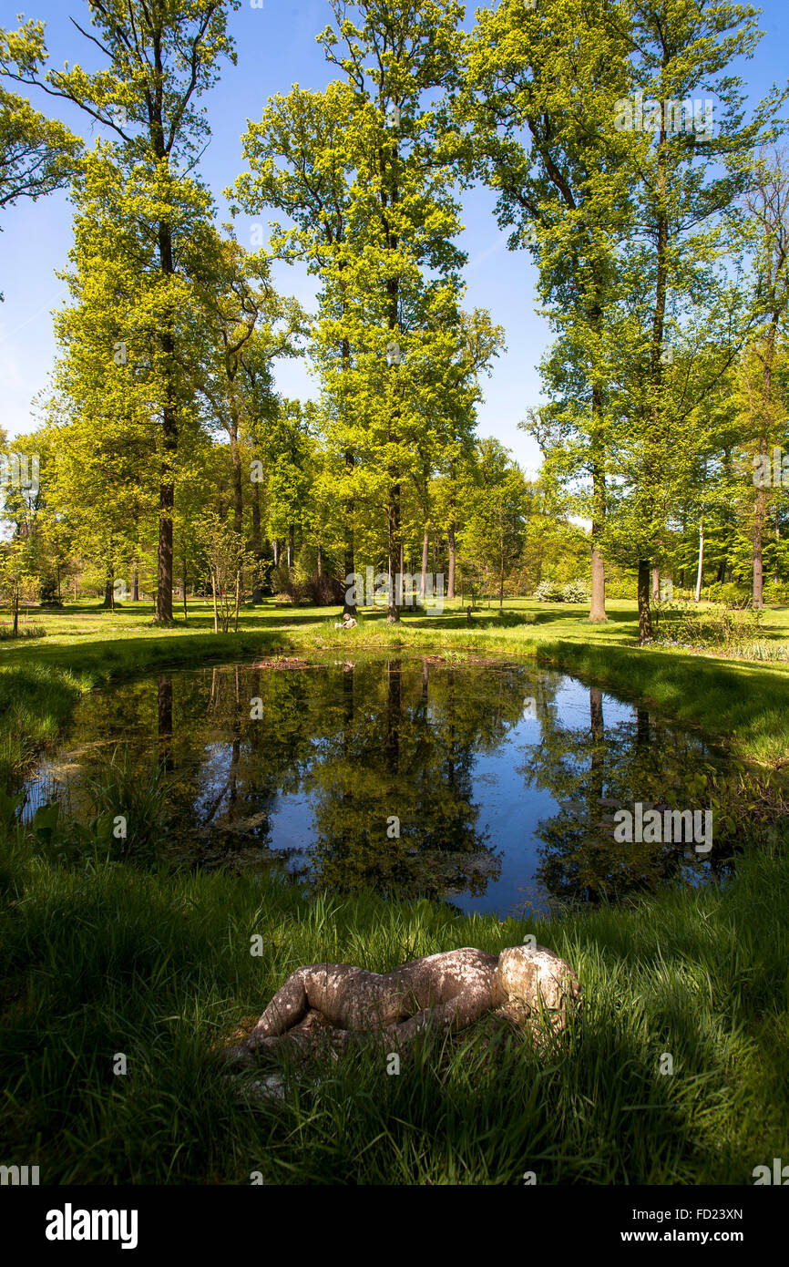 Europa, Deutschland, Nordrhein-Westfalen, Niederrhein, Skulptur eines schlafenden Mädchens in einem Gartenteich. Stockfoto