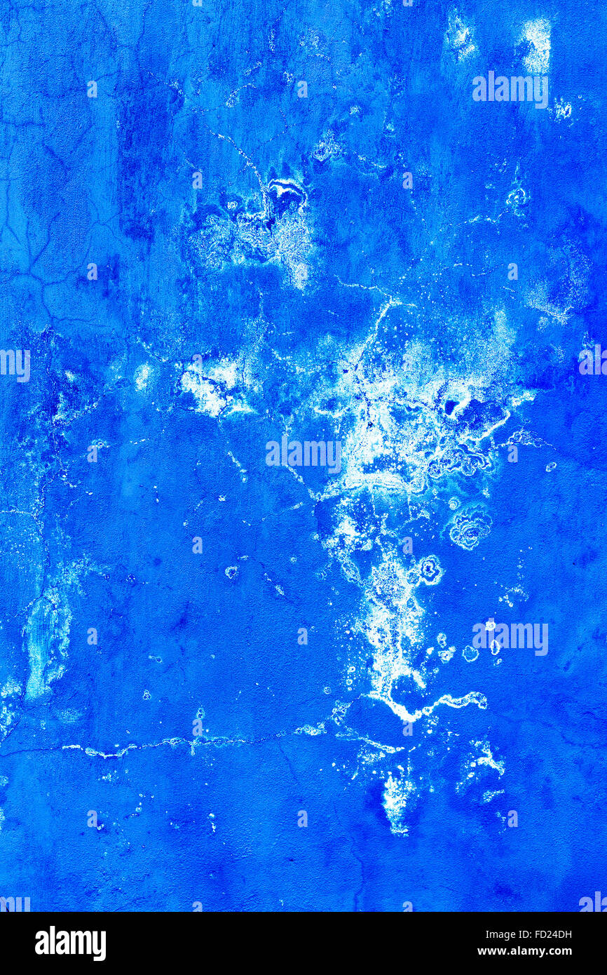 Kreative schönen blauen Hintergrund, blaue Sprühfarbe auf Beton Risse und Kratzer. Landschaftsstil. Grunge Beton Stockfoto