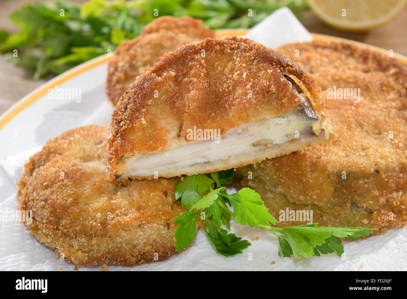 Mozzarella in der Kutsche oder Scheiben Mozzarella paniert und frittiert Stockfoto