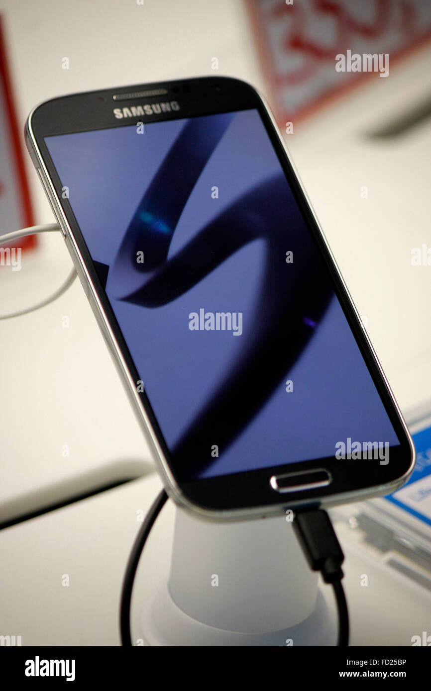 Markenname: "Samsung Galaxy S4", Berlin. Stockfoto