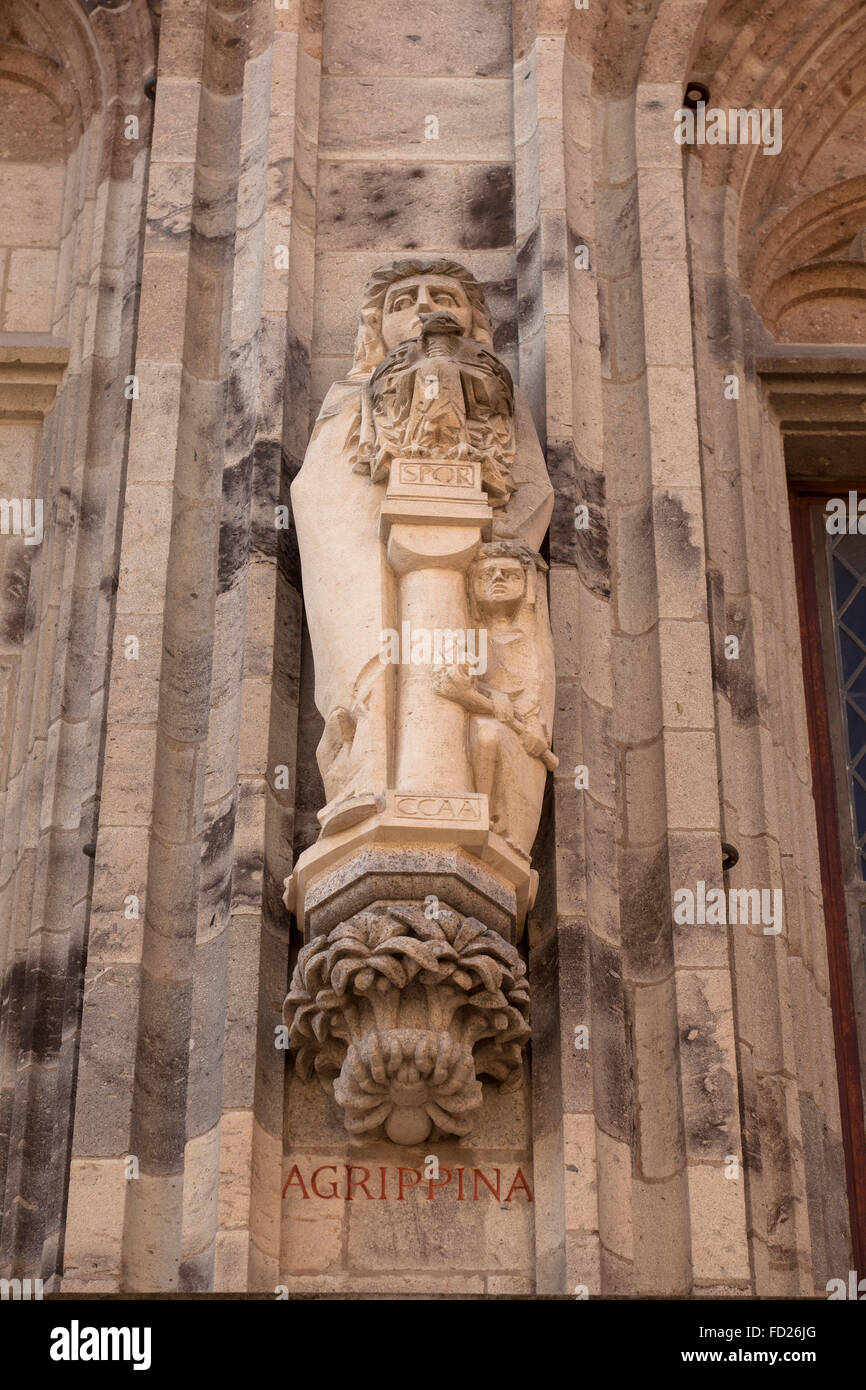 Europa, Deutschland, Köln, Statue der Kaiserin Agrippina am Turm des historischen Rathauses im alten Teil der Stadt. Stockfoto