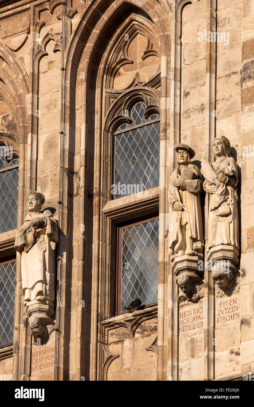 Europa, Deutschland, Köln, Statuen am Turm des historischen Rathauses im alten Teil der Stadt. Stockfoto