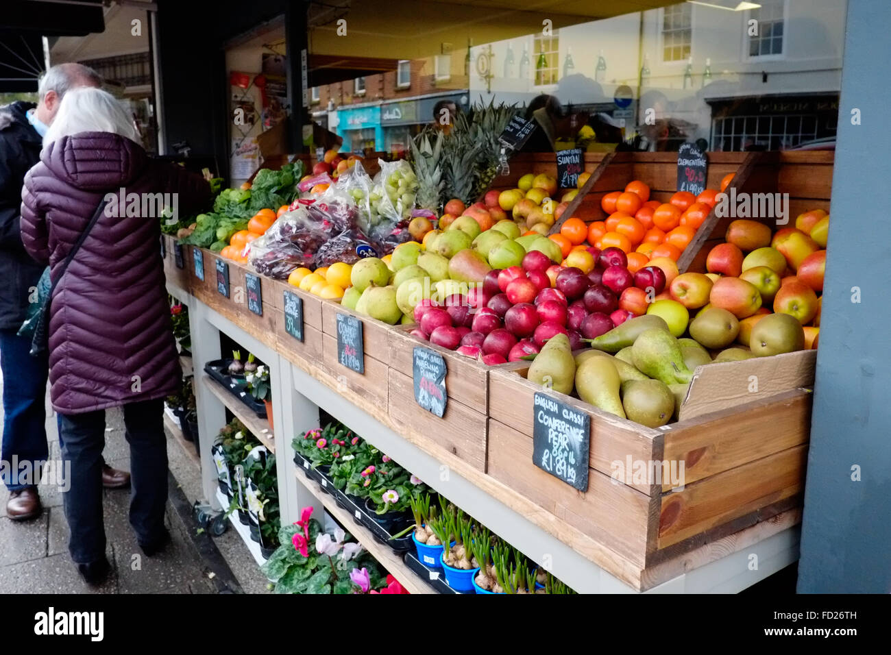 Ein Display mit frischem Obst für den Verkauf außerhalb ein Obst-und Gemüsehändler Shop auf eine hohe St in einer englischen Stadt Stockfoto