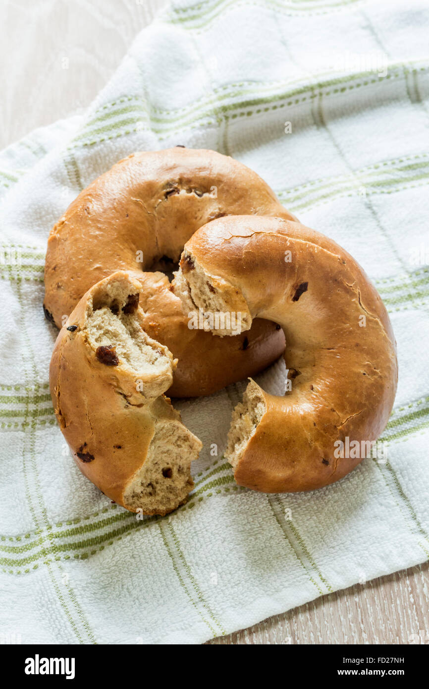 Zwei Zimt und Rosinen Bagels Stockfoto