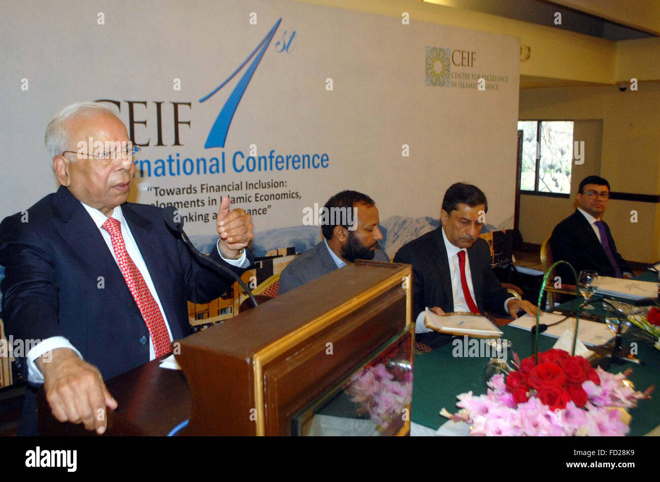 Dr. Ishrat Hussain, ehemaliger Gouverneur State Bank of Pakistan, Adressen an die Teilnehmer während CEIF internationale Konferenz veranstaltet vom Centre for Excellence in Islamic Finance im örtlichen Hotel in Peshawar am Mittwoch, 27. Januar 2016 statt. Stockfoto