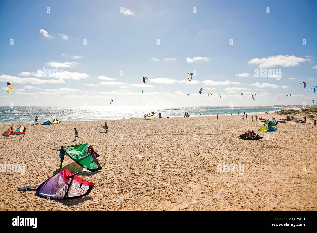 Horizontale Ansicht der Kite-Surfer in Kap Verde. Stockfoto