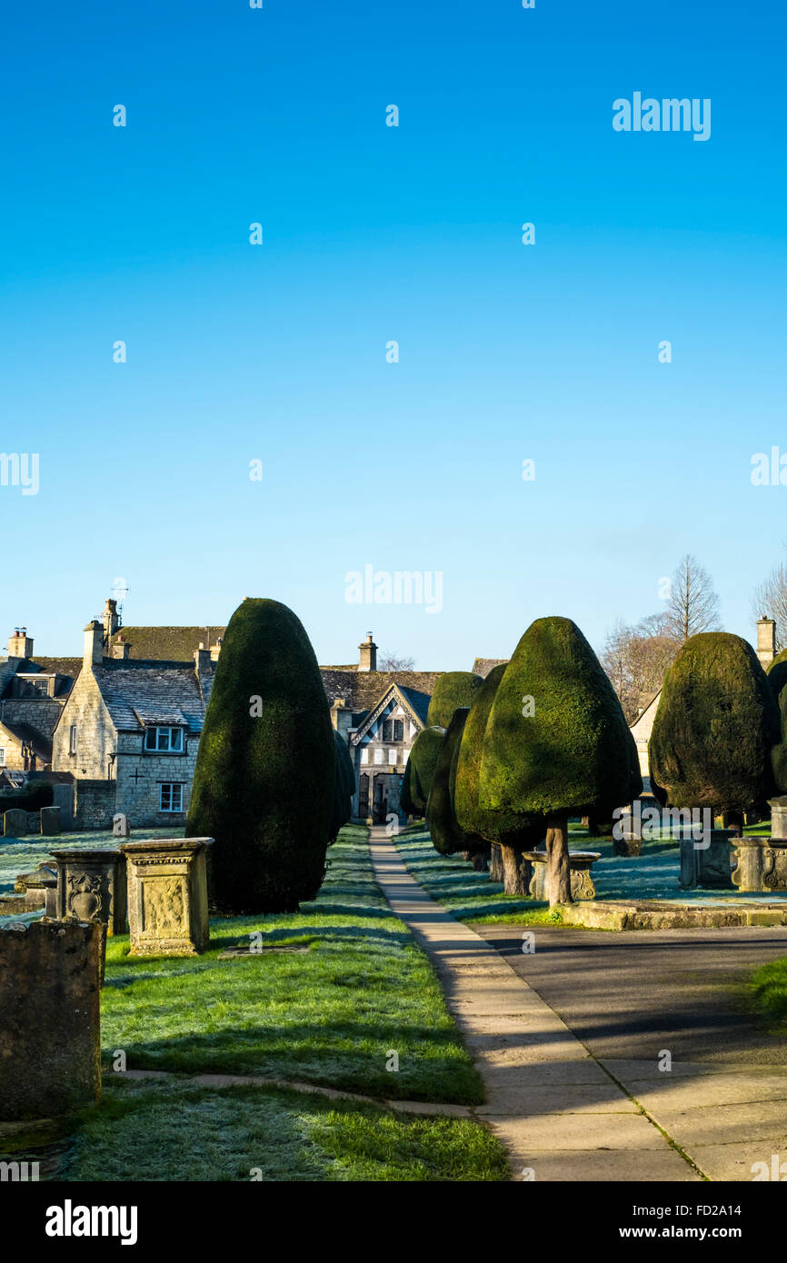 Painswick Dorf in den Cotswolds Gloucestershire England UK St Mays Kirchhof Eiben Bäumen Stockfoto