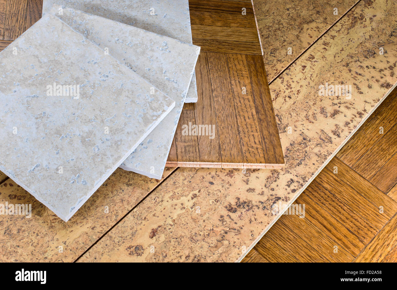 keramische Fliesen, Kork und Parkett Holzboden Proben für Haus innen renovieren Stockfotografie
