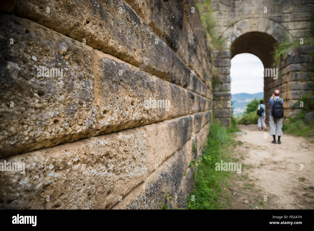 Stein-Stadtmauer und Porta Rosa Portal in den historischen Ruinen von Velia, ehemalige griechische Elea-Schule der Philosophie, Cilento, Italien Stockfoto