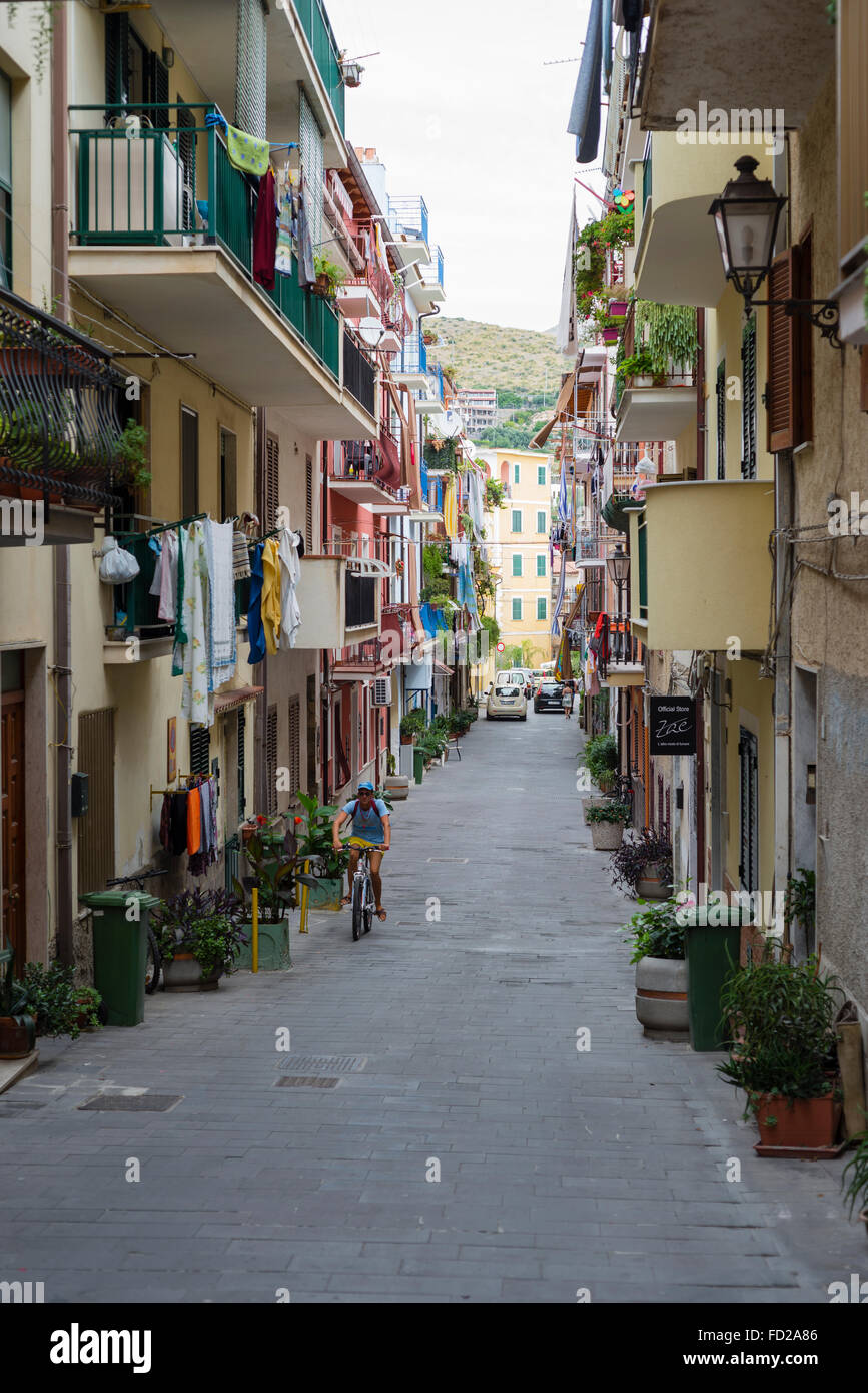 Mediterranen Sommer Straßenszene mit Balkonen, Trocknen von Kleidung, grünen Jalousien im Zentrum von Marina di Camerota, Cilento, Italien Stockfoto