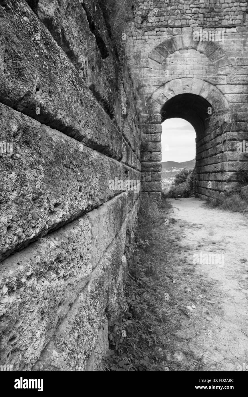 Stein-Stadtmauer und Porta Rosa Portal in den historischen Ruinen von Velia, ehemalige griechische Elea-Schule der Philosophie, Cilento, Italien Stockfoto