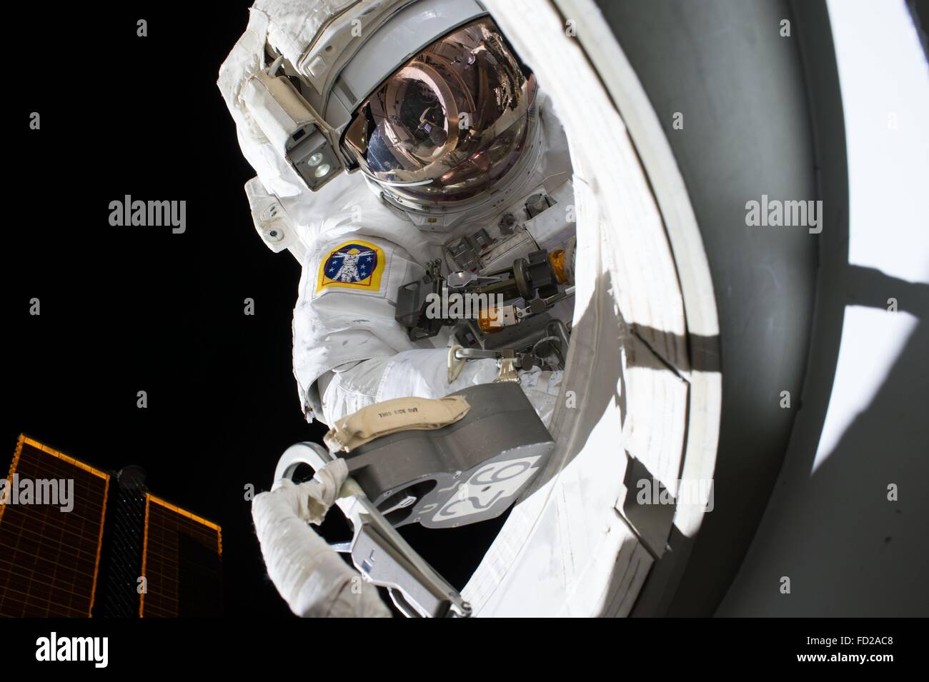US-amerikanischer Astronaut Scott Kelly direkt vor der Schleuse während seiner ersten Weltraumspaziergang jemals außerhalb der internationalen Raumstation ISS 28. Oktober 2015 in der Erdumlaufbahn. Kelly und NASA-Astronaut Kjell Lindgren arbeiteten außerhalb für sieben Stunden und 16 Minuten auf eine Reihe von Aufgaben, service und upgrade der internationalen Raumstation ISS. Stockfoto