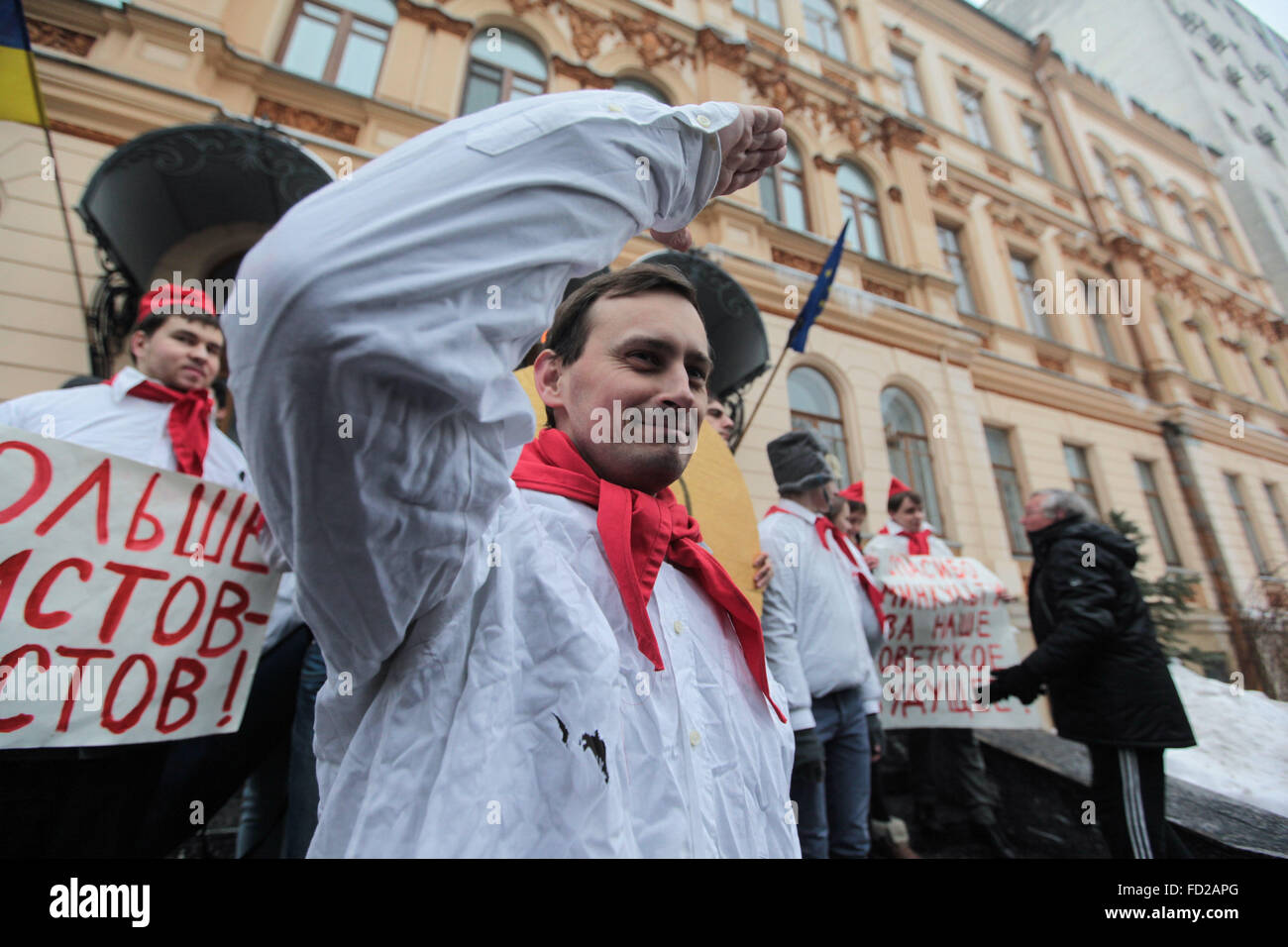 Kiew, Ukraine. 27. Januar 2016. Menschen stehen mit Banner bei Protest in Kiew. Ukrainischen Aktivisten Kleid in Uniformen der sowjetische Pioniere mit große symbolische Medaille mit der Aufschrift "Kultur für die Unterstützung am Arbeitsplatz in der Ukraine" und sowjetischer Fahnen während einer Kundgebung vor ukrainischen Kulturministerium in Kiew. Aktivisten protestieren gegen die Entstehung von russischen TV-Stars, Musiker und Künstler, die Annexion der Krim durch Russland im ukrainischen Fernsehen unterstützt. © Serhii Nuzhnenko/Pacific Press/Alamy Live-Nachrichten Stockfoto