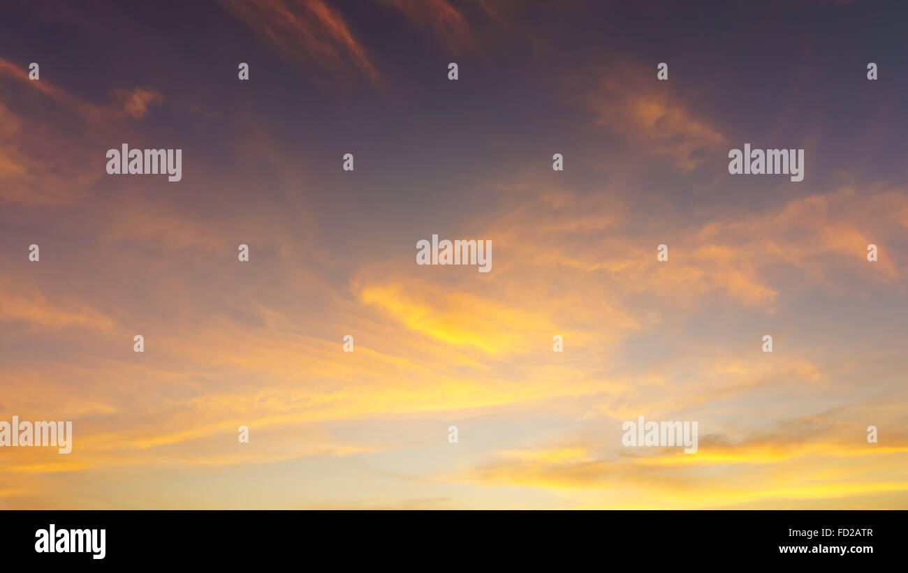 Schönen Himmel und weichen goldenen Licht des Morgens Stockfoto