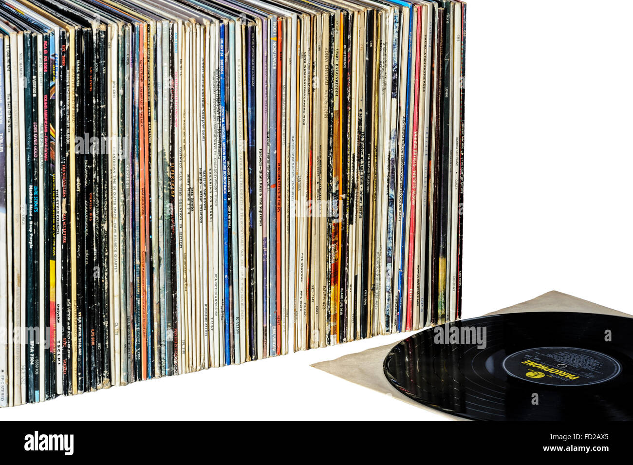 Eine Reihe langer spielen Vinyl-LPS, mit einer Scheibe Festlegung auf der inneren Hülse. Stockfoto