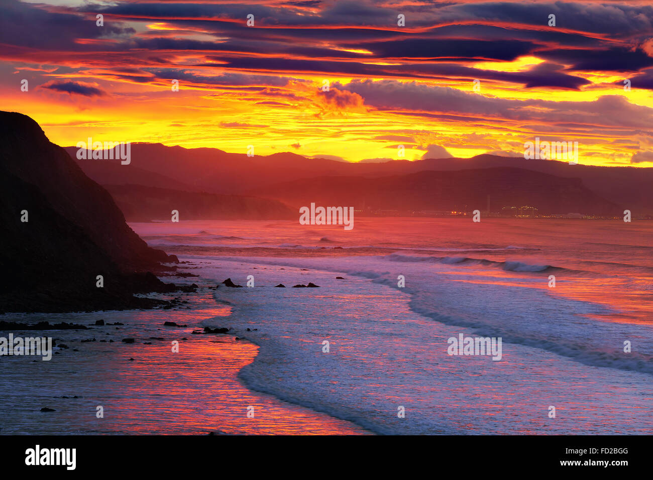 Klippen im El Abra von Barrika Küste im Abendrot Stockfoto