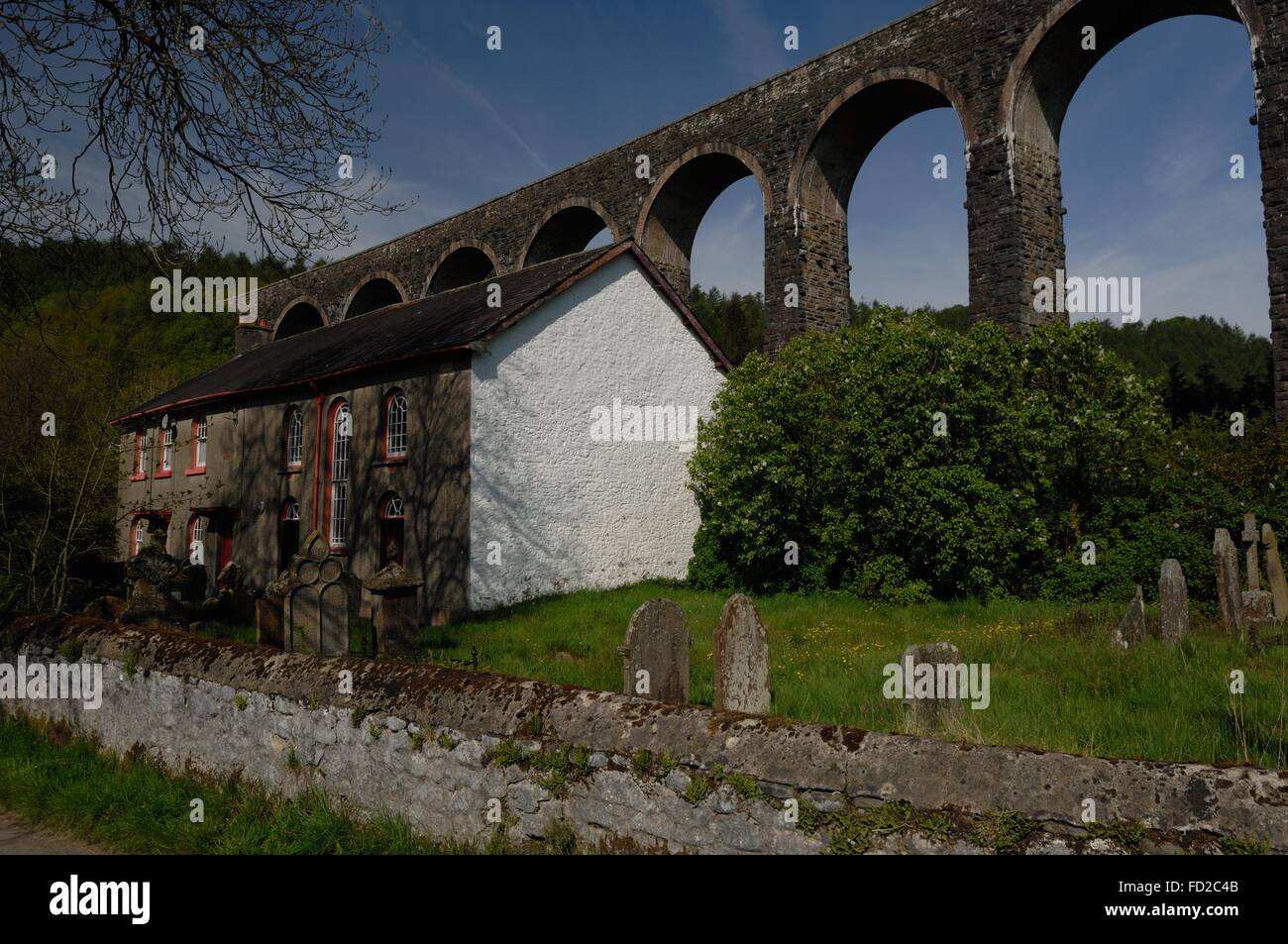 Stillgelegten Gosener Kapelle, Haus und Friedhof unter dem Eisenbahnviadukt, Cynghordy, Carmarthenshire, Wales, UK. Stockfoto