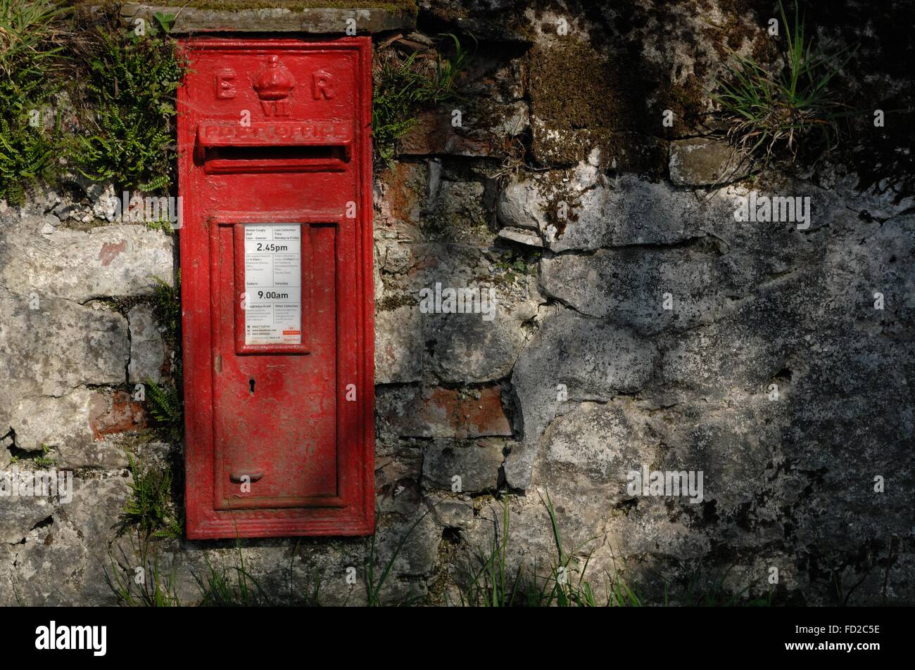 Cynghordy, Carmarthenshire, Wales, UK, Gosener Kapelle, roten Briefkasten, E:R zweisprachige Welsh / Englisch. Stockfoto