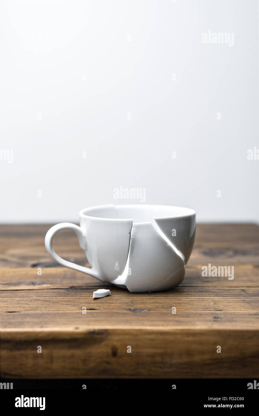 Zerbrochene Kaffeetasse Stockfoto