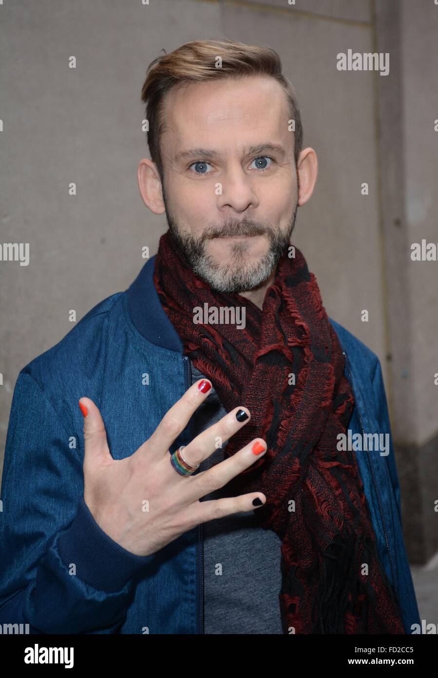 New York, USA. 27. Januar 2016. Dominic Monaghan bei der Today Show zeigt seine Nägel zu Ehren von David Bowie, gefärbt und über für Promi-Schnappschüsse - Mi, New York, NY 27. Januar 2016. Bildnachweis: Everett Collection Inc/Alamy Live-Nachrichten Stockfoto