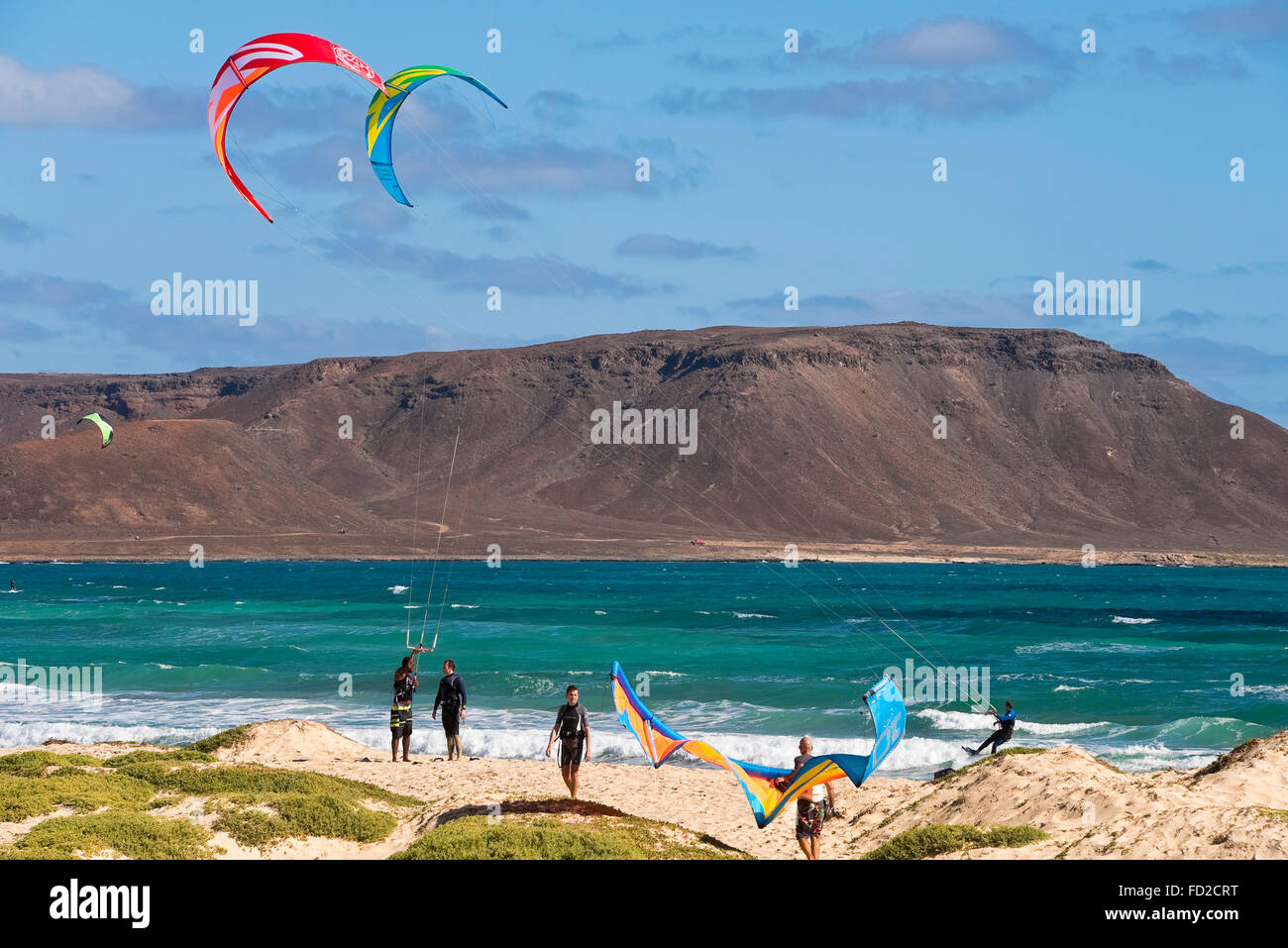 Horizontale Ansicht der Kite-Surfer in Kap Verde. Stockfoto