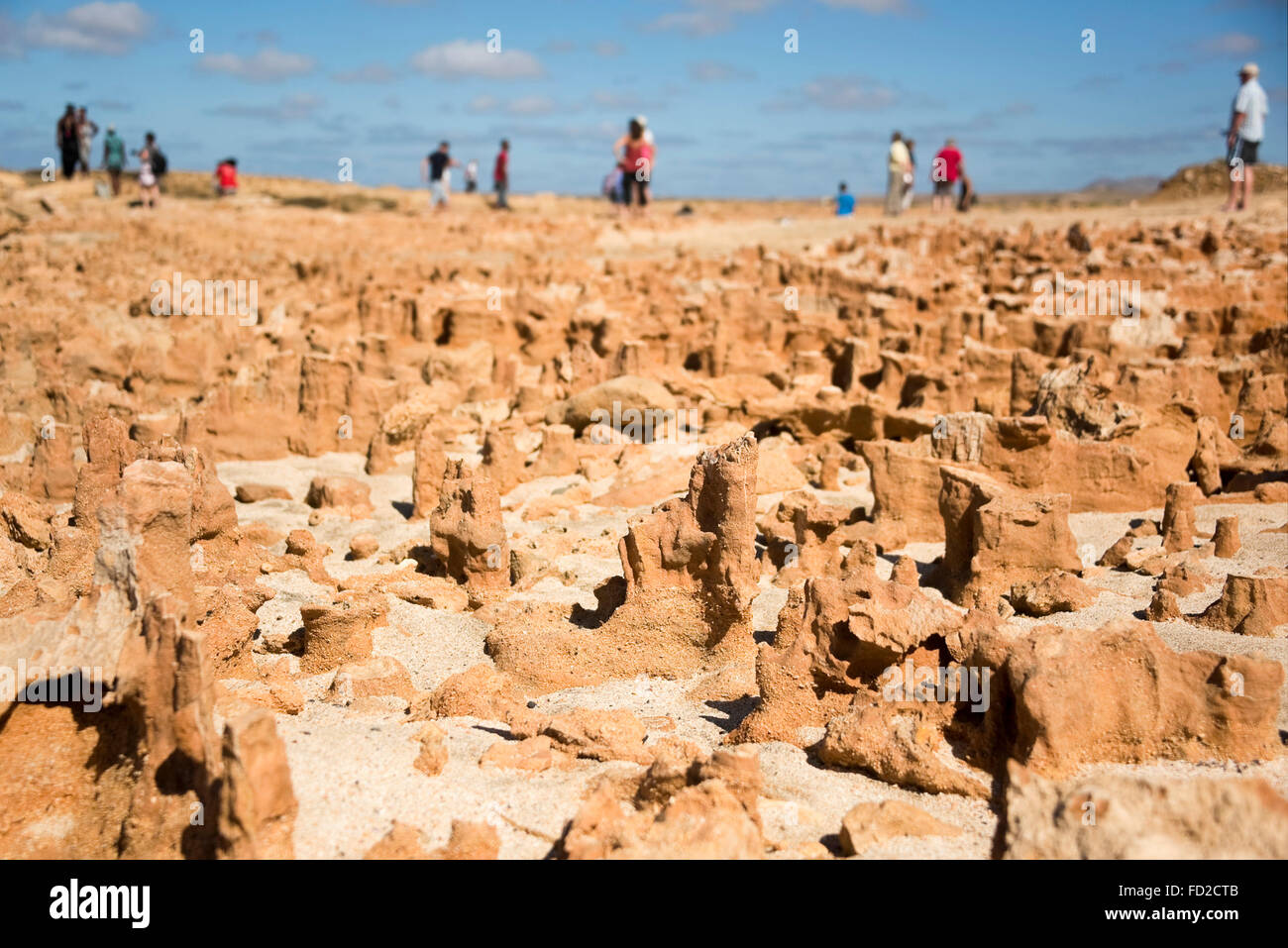 Horizontale Ansicht der Touristen in die seltsamen vulkanischen Felsformationen in Kap Verde. Stockfoto