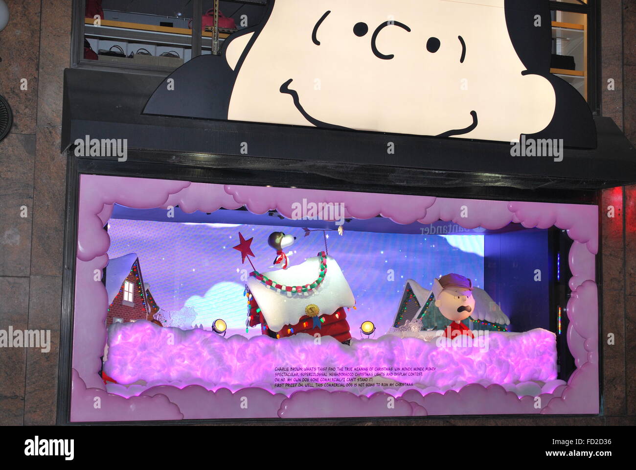 Macy's Herald Square Schaufenster "A Charlie Brown Christmas" feiert den 50. Jahrestag der Karikatur. Stockfoto
