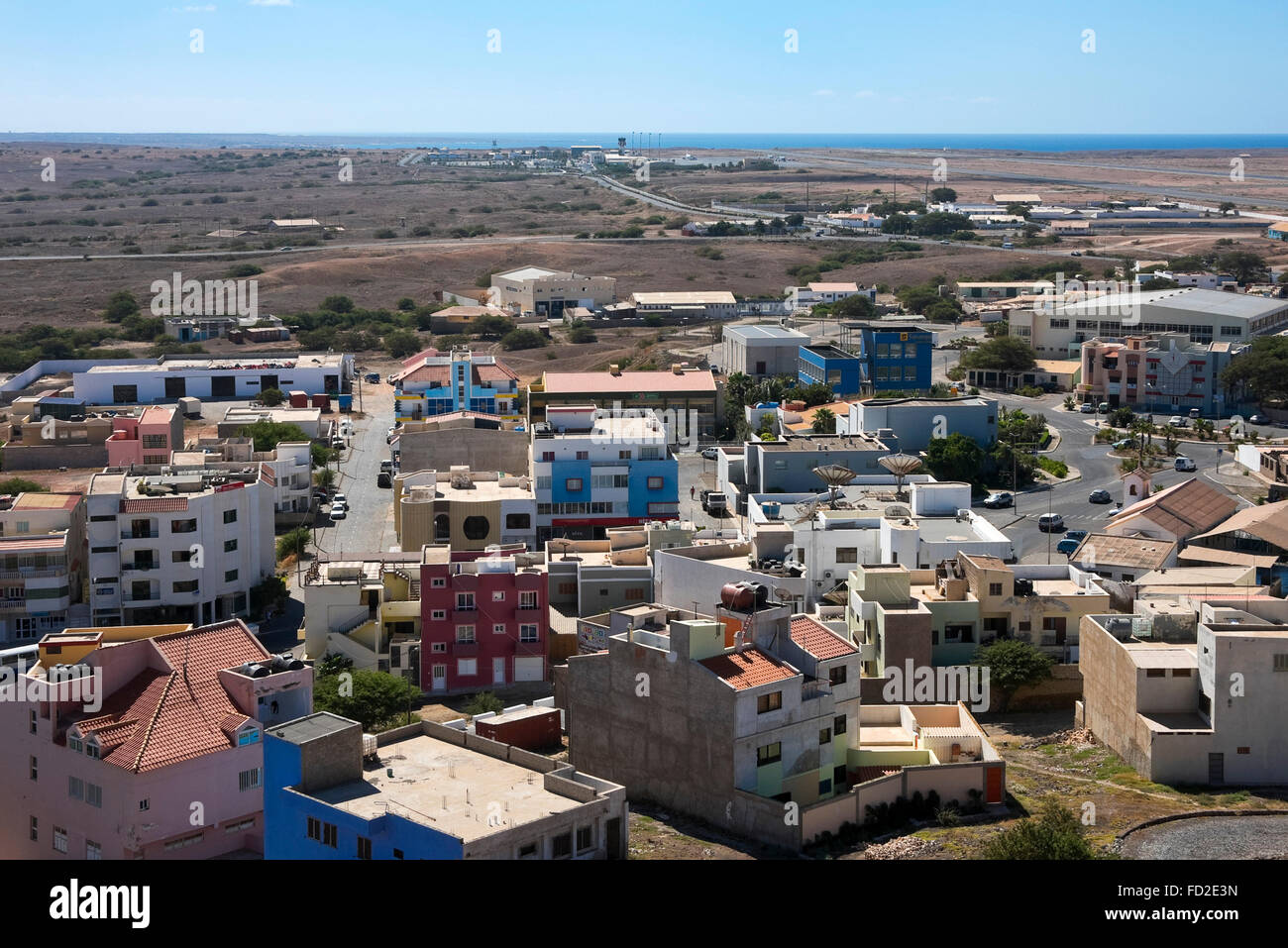 Horizontale Ansicht von Espargos mit EMS International Airport am Horizont in Kap Verde. Stockfoto