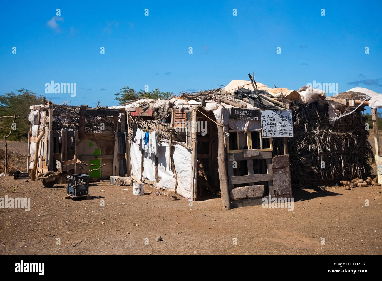 Horizontale Nahaufnahme von einem provisorischen Haus in den Slums von Espargos in Kap Verde. Stockfoto