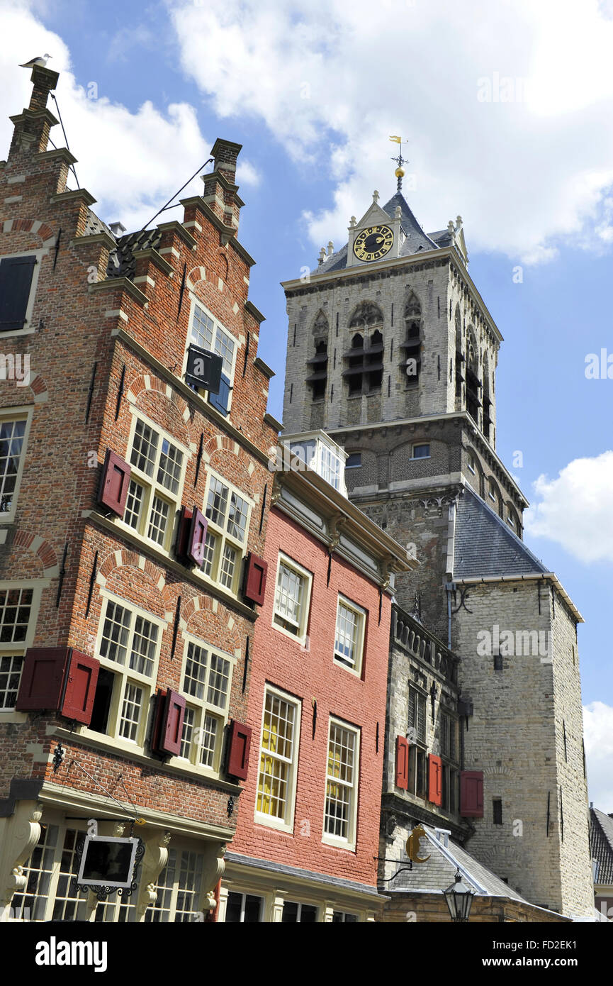 Der Turm des Rathauses und typisch holländischen Häuser mit Treppengiebeln in Delft, Holland Stockfoto