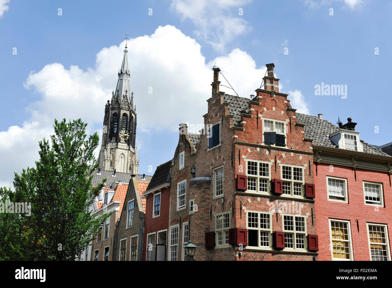 Die so genannte New Church und typisch holländischen Häuser mit Treppengiebeln in Delft, Holland Stockfoto