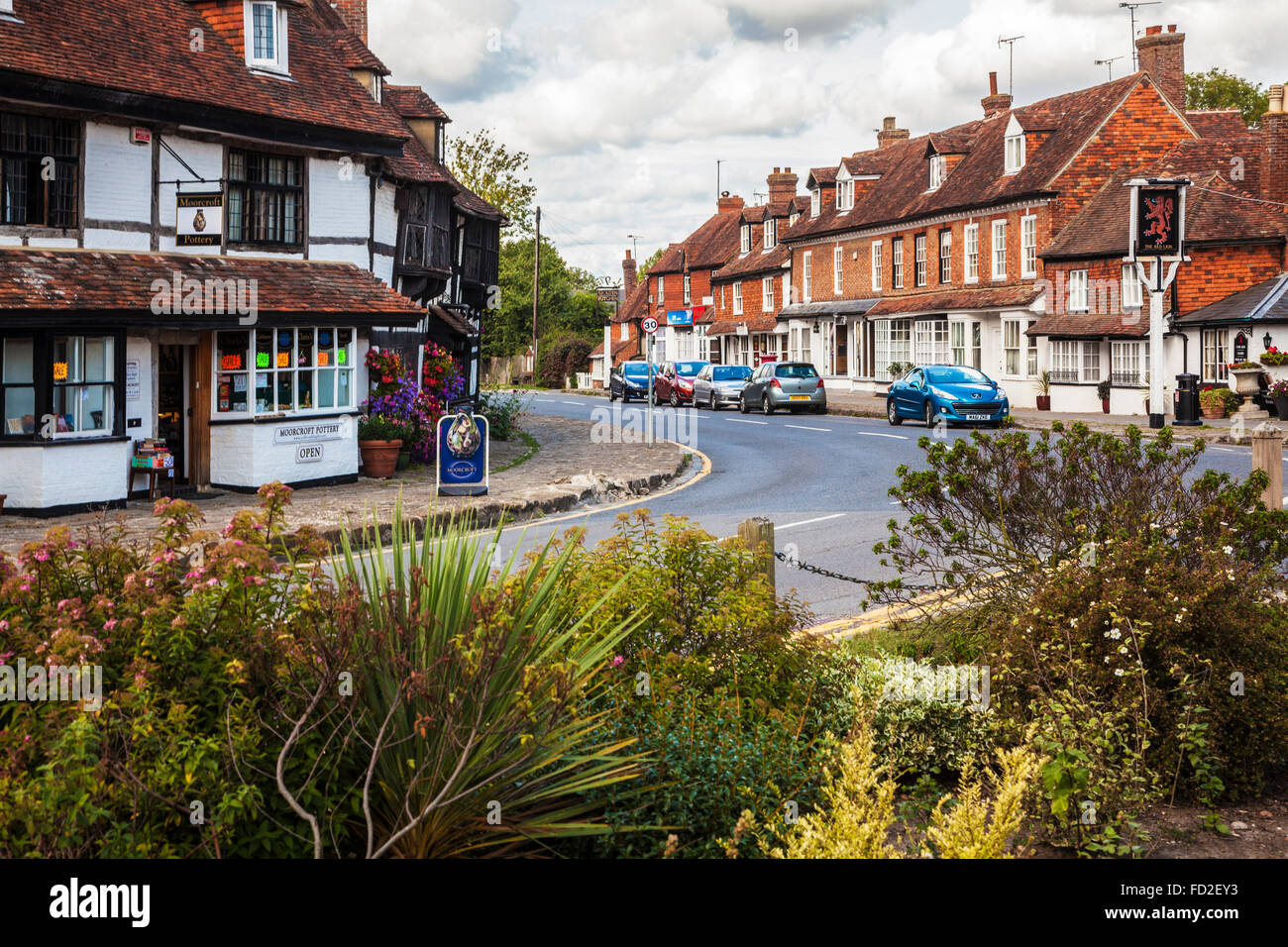 Die Hauptstraße durch das hübsche Dorf Biddenden in Kent. Stockfoto