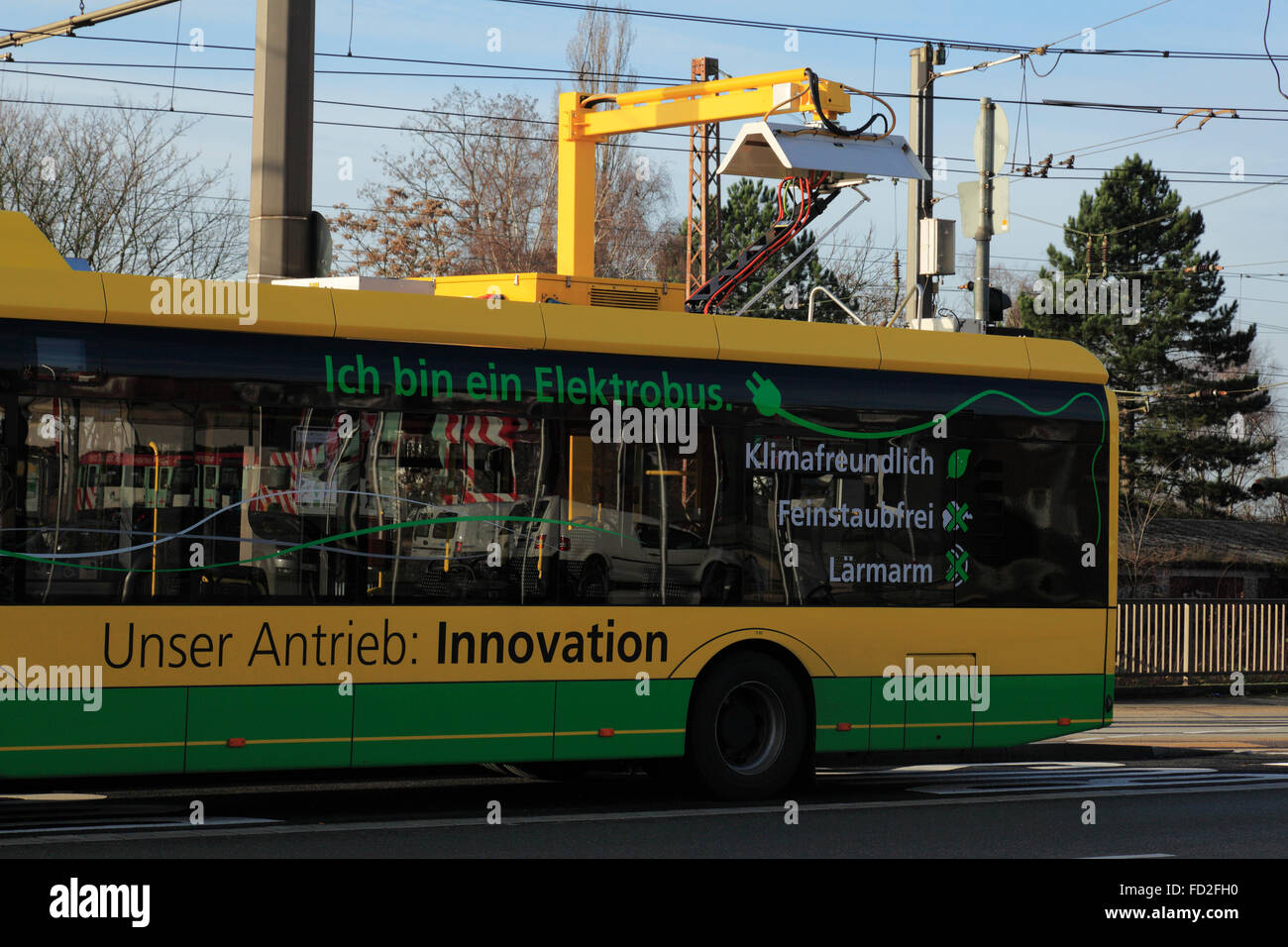 Tranport, Straßenverkehr, Personenbeförderung, elektrischer Bus an einer Ladestation, Akku Elektrobus Solaris Urbino, Stromabnehmer, Bus der Stadtwerke Oberhausen, Stoag, umweltfreundlich, Partikel frei, geräuscharm, D-Oberhausen, D-Oberhausen-Sterkrade, Ruhrgebiet, Niederrhein, Rheinland, Nordrhein-Westfalen, NRW Stockfoto