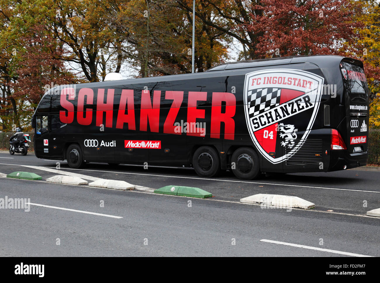 Sport Fussball Bundesliga 2015 2016 Borussia Moenchengladbach Vs Fc Ingolstadt 04 0 0 Stadion Borussia Park Team Bus Von Ingolstadt Stockfotografie Alamy