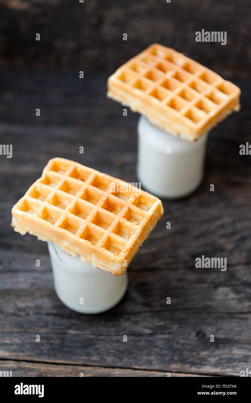 Belgische Waffeln mit Milch zum Frühstück Stockfoto