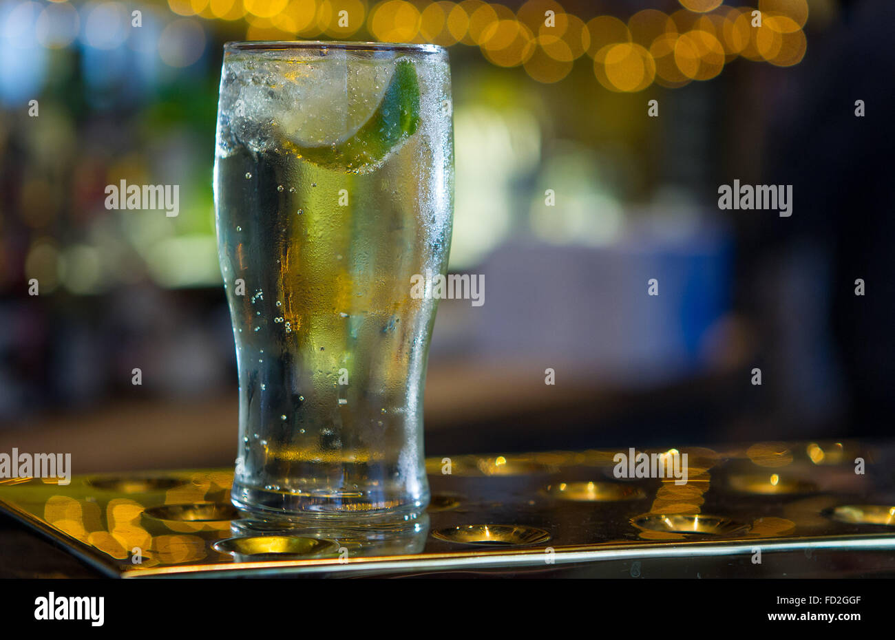 Nicht-alkoholische Kalk und Soda trinken auf einen Balken in einem Pub. Stockfoto