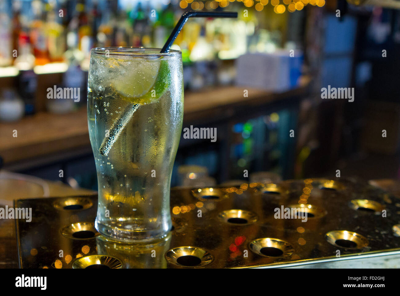 Nicht-alkoholische Kalk und Soda trinken auf einen Balken in einem Pub. Stockfoto
