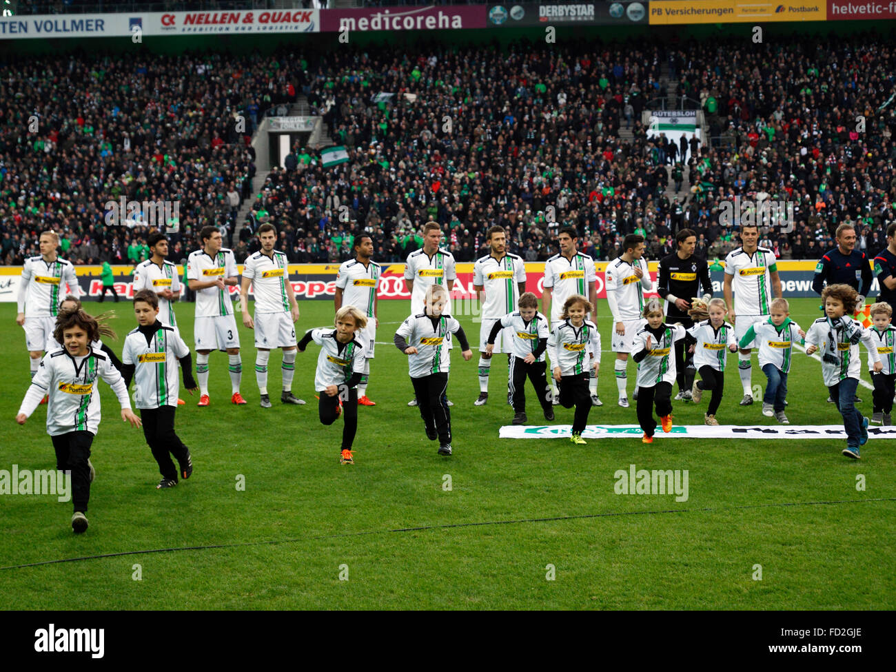 Sport, Fußball, Bundesliga, 2015/2016, Borussia Moenchengladbach gegen FC Bayern München 3:1, Borussia-Park-Stadion, Mannschaften einfahren, einfahren Kinder Stockfoto