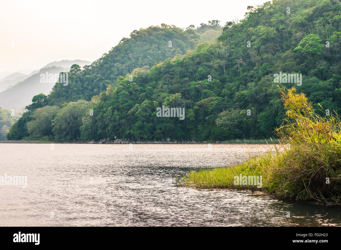 Trübe Landschaft des Lake de Yojoa in Honduras Stockfoto