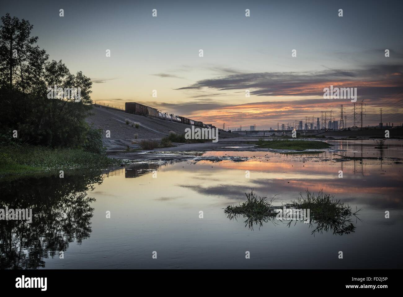Los Angeles, Kalifornien, USA. 30. August 2014. Los Angeles-Skyline-Blick von Maywood, in LA River © Fred Hoerr/ZUMA Draht/Alamy Live News Stockfoto