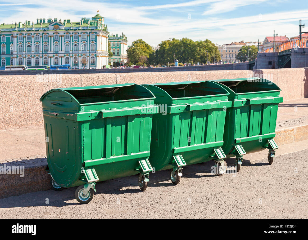 Green recycling Container an der Uferstraße in St. Petersburg, Russland Stockfoto