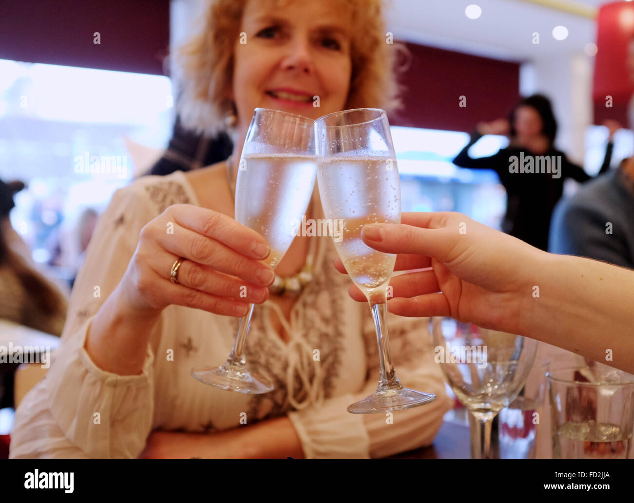 Frauen trinken Sekt Champagner Stil Ecksteine Querflöte Stil Brille zusammen Stockfoto