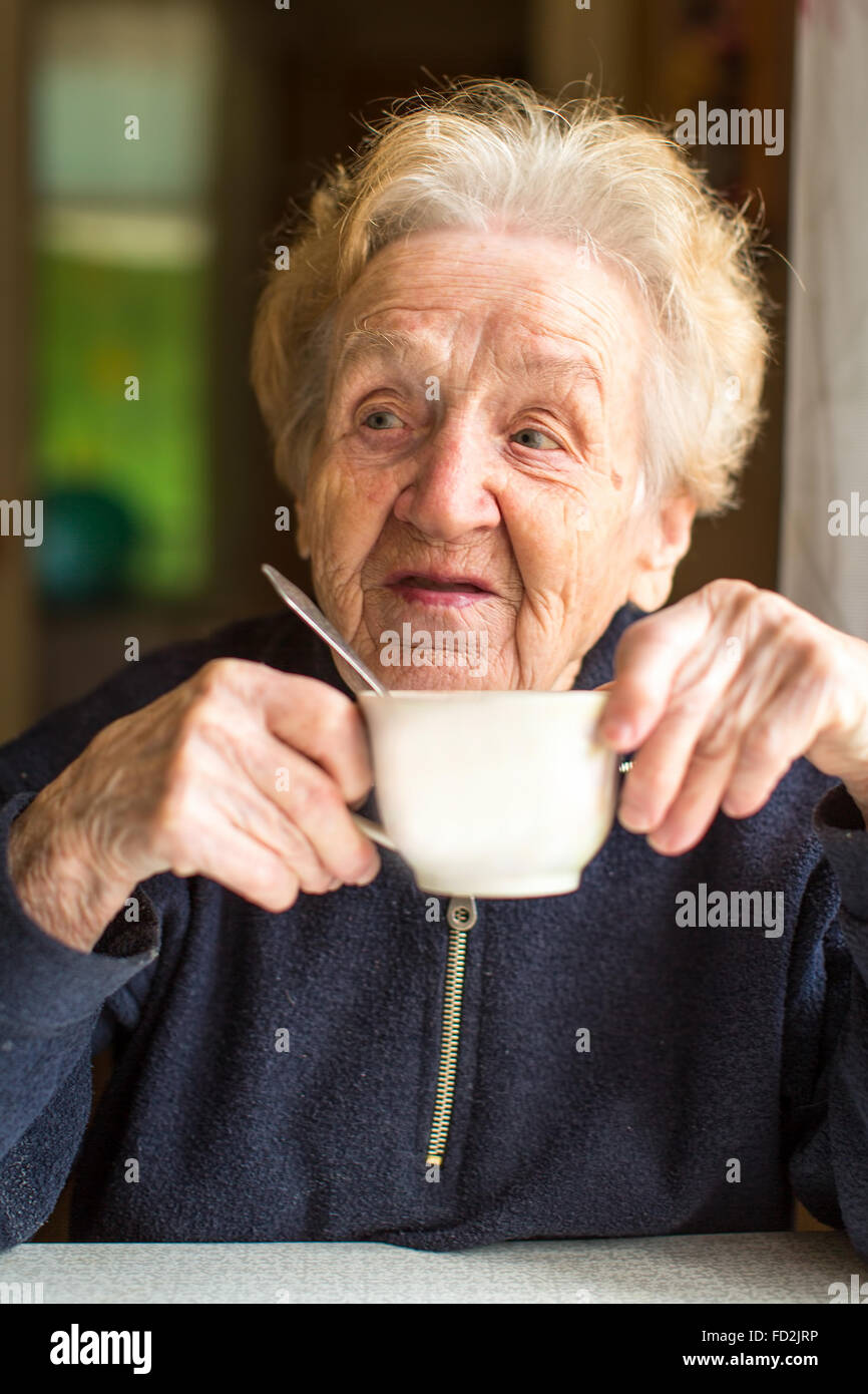 Portrait einer älteren Frau, Tee zu trinken. Stockfoto