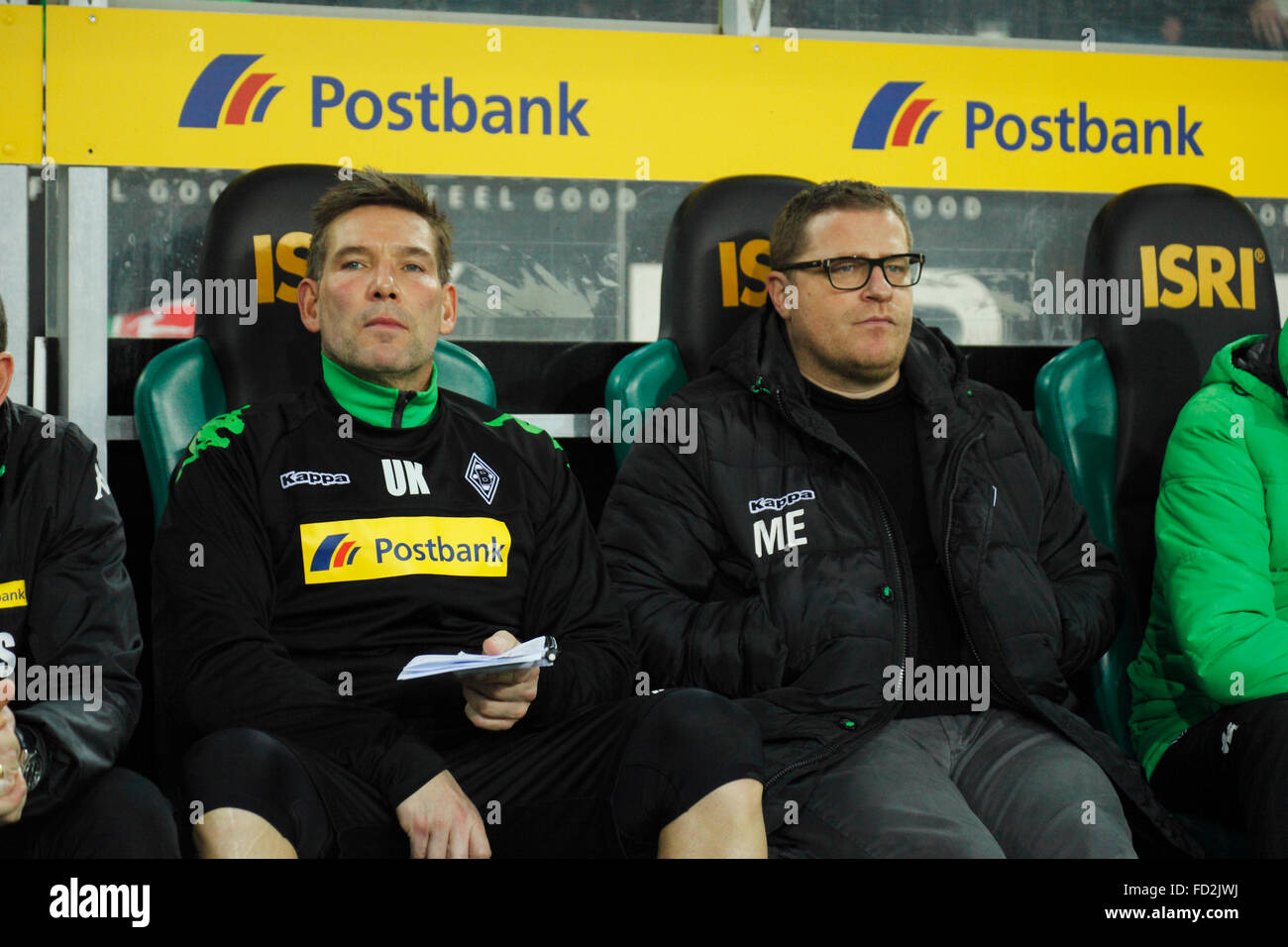 Sport, Fußball, Bundesliga, 2015/2016, Borussia Moenchengladbach vs. SV Darmstadt 98 3:2, Stadion Borussia-Park, Torwarttrainer Uwe Kamps (MG) verließ und sportlicher Direktor Max Eberl (MG) Stockfoto