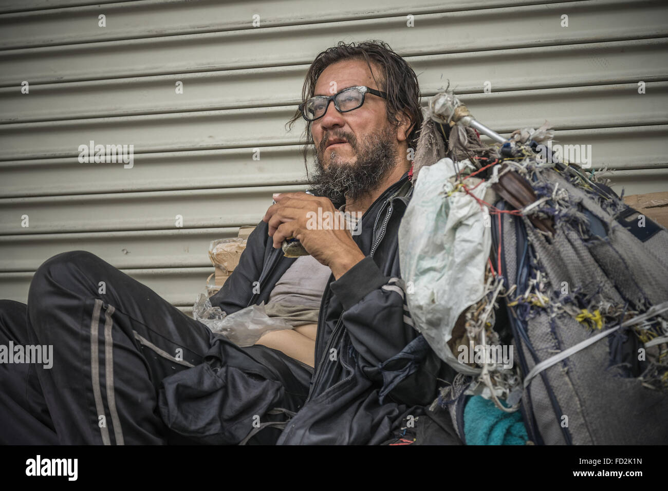 25. Oktober 2015 - Los Angeles, Kalifornien, USA - Jorge wartet in der Linie für eine Mahlzeit an einem Sonntagmorgen auf Skid Row, Los Angeles (Credit-Bild: © Fred Hoerr über ZUMA Draht) Stockfoto