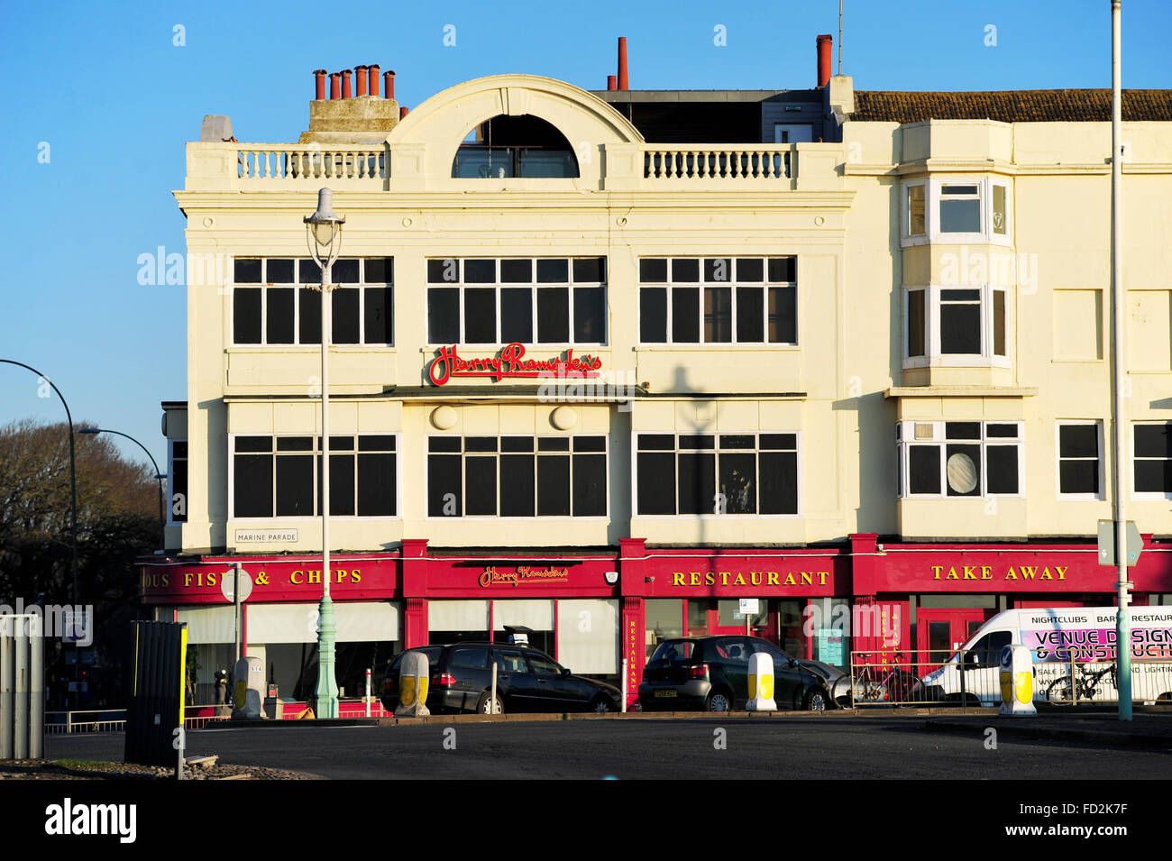 Die Harry Ramsden Fische & Chips Restaurant am Ende der Steine und das Meer in Brighton Stockfoto