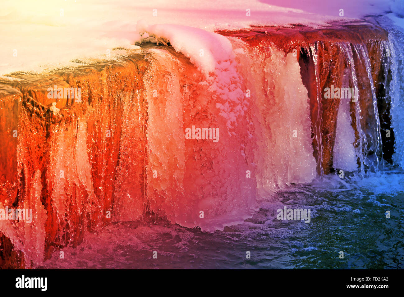 Schöne kleine Winter Creek Wasserfall fotografiert Closeup auf einem Hintergrund von Schnee und Eis Stockfoto