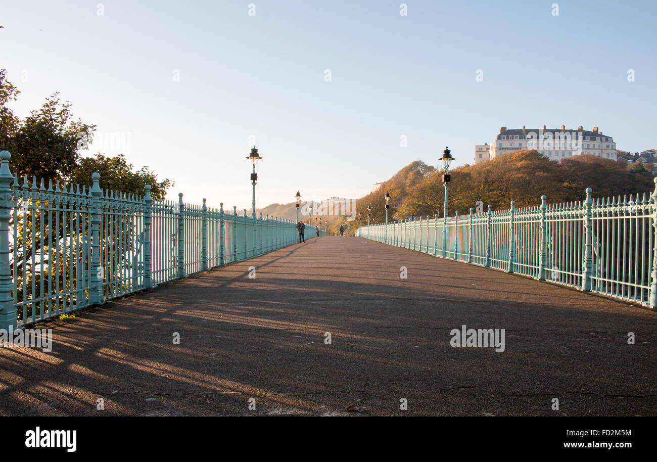 Die berühmte Spa Bridge (eröffnet 1827) in Scarborough, North Yorkshire, England. Sonnenschein und blauer Himmel. Stockfoto