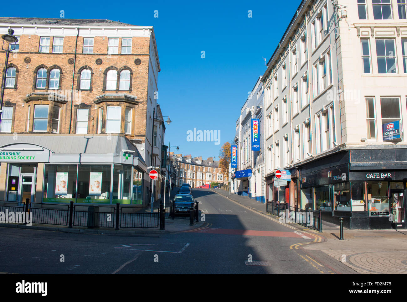 Straßen in Central Scarborough. Mecca Bingo und Yorkshire Building Society auf der Vorderseite. Sonniges Wetter. Stockfoto