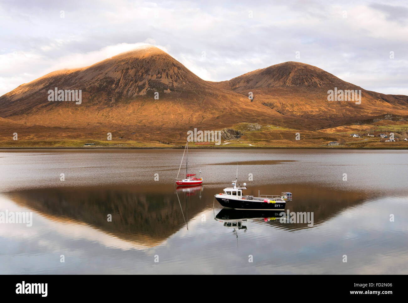 Angelboote/Fischerboote spiegelt sich in Loch ich, Isle Of Skye Scotland UK Stockfoto